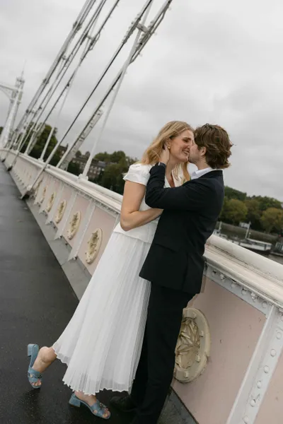 Mirjam and Ben sharing a kiss