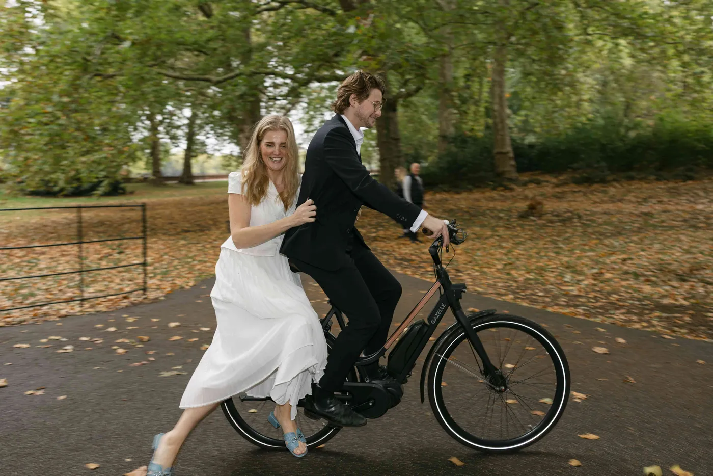 Mirjam & Ben cycling through autumn leaves